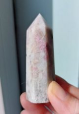 KP248 Roze toermalijn met lepidoliet punt