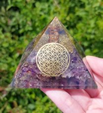Orgonite piramide Amethist (met Flower of Life) 70-75 mm