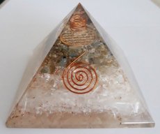 ORG22 Orgonite piramide Labradoriet-Bergkristal-Seleniet (met flower of life) 10 cm