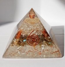 ORG25B Orgonite piramide 'Extra' Bergkristal-Labradoriet-Seleniet (met flower of life) 11-12 cm