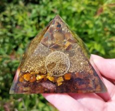 ORG45 Orgonite piramide Tijgeroog (met Tree of Life) 70-75